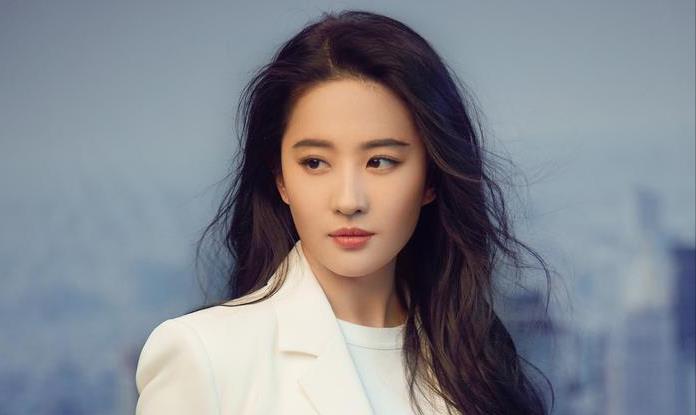 刘亦菲国籍变迁与成长经历：从中国到美国的生活转变