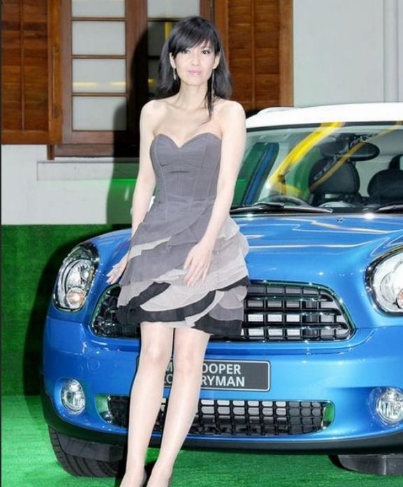 探索时尚之路：如何通过时尚服装展现女性魅力与品味