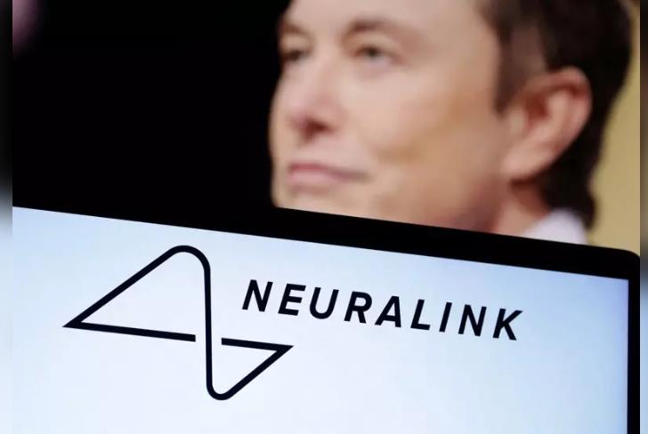 马斯克发明植入脑机接口_2025年Neuralink目标明确：马斯克计划为20至30名患者实施脑机设备植入_马斯克植入猪脑