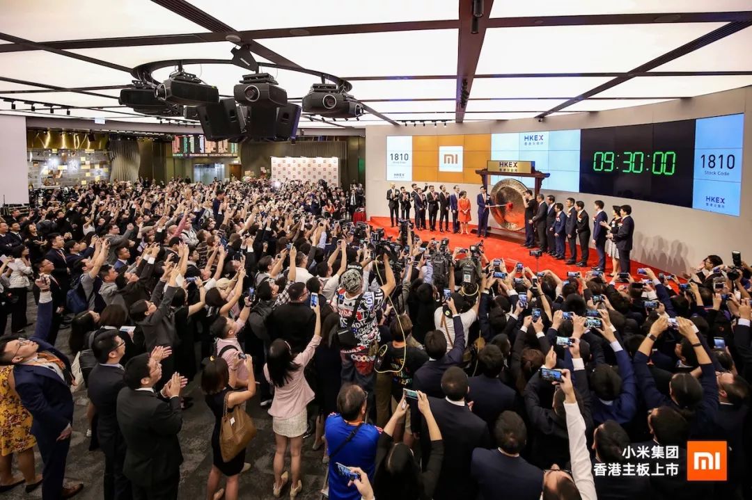 小米IPO在港交所正式敲钟：雷军领衔近200名员工代表，港交所高层出席