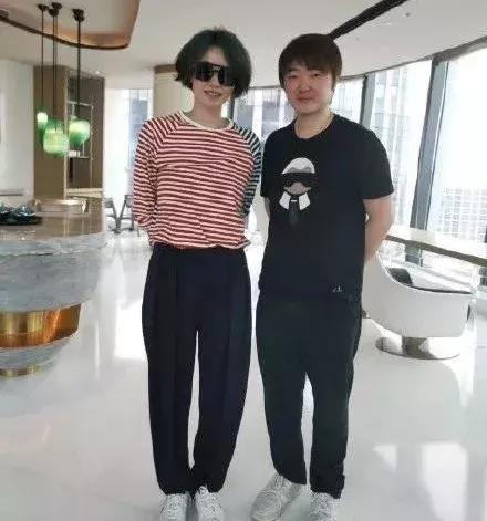 王菲杂志_王菲在时尚活动中拍摄杂志封面，造型引人瞩目_王菲杂志封面