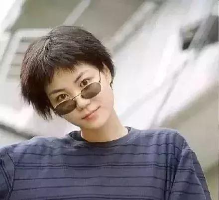 王菲杂志_王菲在时尚活动中拍摄杂志封面，造型引人瞩目_王菲杂志封面