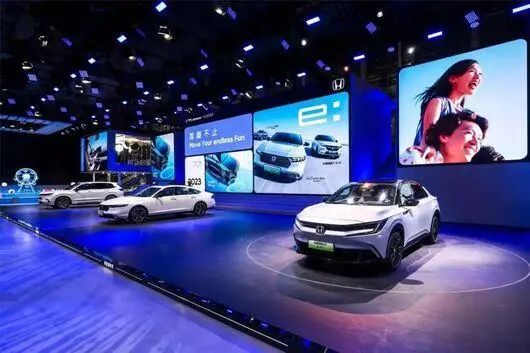 小米进军汽车行业案例分析_小米汽车产品组合策略_智能与品质并重：小米汽车的市场策略