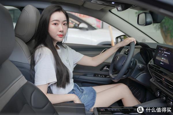 蔚来ET5与特斯拉Model 3对比：外观及性价比等多方面谁更胜一筹？